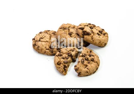 Gros plan de biscuits aux pépites de chocolat maison isolés sur fond blanc. Banque D'Images