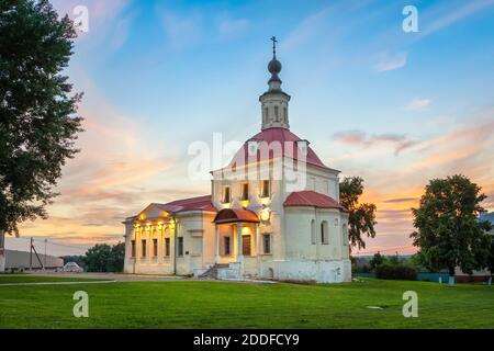 Kolomna, Russie. Vue sur l'église illuminée de la Résurrection au coucher du soleil Banque D'Images