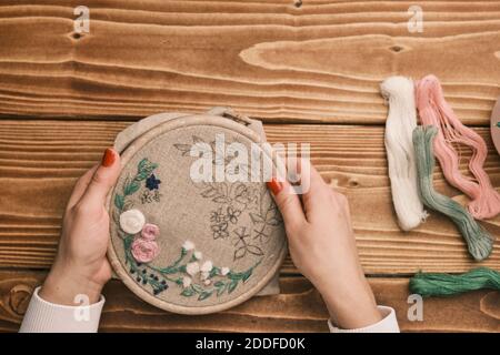 la main de la femme est brodée avec un tissu indigène tribal. Motif de couture. Broderie dans le cadre brodé. Travaux d'aiguille faits main Banque D'Images