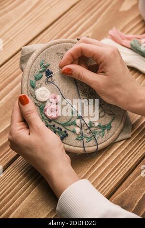 la main de la femme est brodée avec un tissu indigène tribal. Motif de couture. Broderie dans le cadre brodé. Travaux d'aiguille faits main Banque D'Images