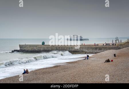 Vue depuis l'emblématique Brighton Pier lorsque les visiteurs y sont venus la ville populaire est relativement peu, mais conserve encore un charme unique jusqu'à l'été frénétique m Banque D'Images