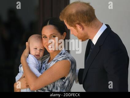 Photo du dossier datée du 25/09/19 du duc et de la duchesse de Sussex avec leur fils Archie lors d'une rencontre avec l'archevêque Desmond Tutu au Cap. La duchesse de Sussex a révélé qu'elle avait eu une fausse couche en juillet, écrivant dans un article pour le New York Times: "Je savais, alors que j'embrasse mon premier-né, que je perds mon second." Banque D'Images