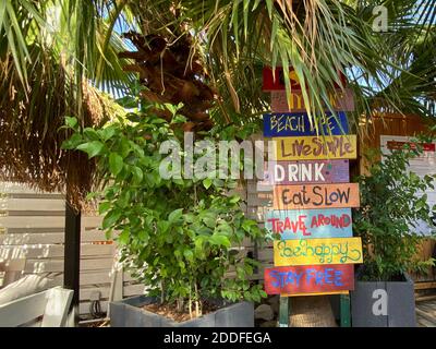 Signes typographiques faits main de citations de motivation colorées. Des motos écrits à la main sur la vie, la santé, le bonheur, l'amour et la liberté. Banque D'Images