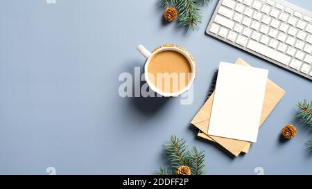 Table de bureau avec décorations de Noël, tasse à café, clavier, carnet en papier. Flat lay, vue de dessus. Espace de travail de Noël. Hygge, nordic, minimum St Banque D'Images