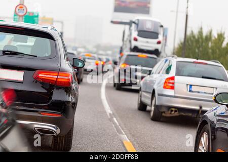La gamme de voitures et de camions se tenant sur la route en période de pointe heure Banque D'Images