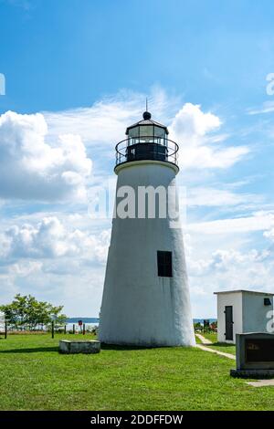 Un cliché vertical du phare de Turkey point dans le Elk Neck State Park le long de la baie de Chesapeake Banque D'Images