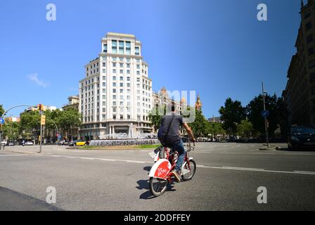 Homme à vélo depuis le système de partage de givrage de viu au centre-ville de Barcelone. Europe Banque D'Images
