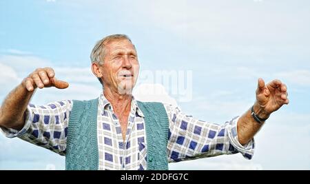 Homme d'âge moyen avec des gestes intéressants Banque D'Images