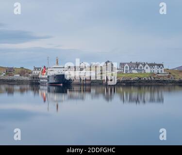 Lochboisdale, Sud Uist, avec Calmac Ferry le Seigneur des îles a amarré au terminal Outer Hebrides, Western Isles, Écosse, Royaume-Uni, Banque D'Images