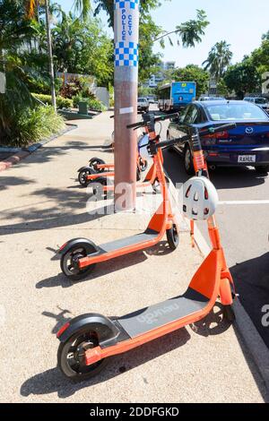 Scooters électriques ou e-scooters neurone alignés dans la rue, Darwin, territoire du Nord, territoire du Nord, Australie Banque D'Images