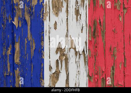 Drapeau de France sur un mur de bois abîmé Banque D'Images