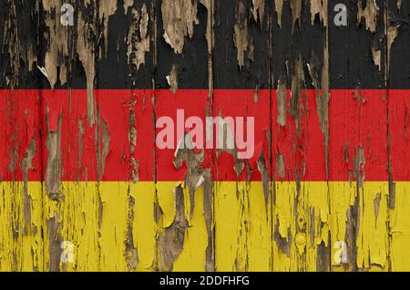 Drapeau de l'Allemagne sur un mur de bois abîmé Banque D'Images