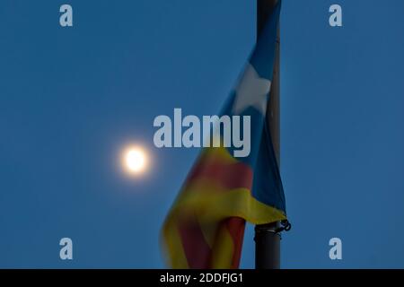 ESTELADA (drapeau) avec la lune en arrière-plan Banque D'Images