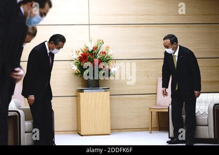 Tokyo, Japon. 25 novembre 2020. Le Premier ministre japonais Yoshihide Suga (R) et le ministre chinois des Affaires étrangères Wang Yi assistent à leur réunion à Tokyo le 25 novembre 2020. Crédit : POOL/ZUMA Wire/Alay Live News Banque D'Images