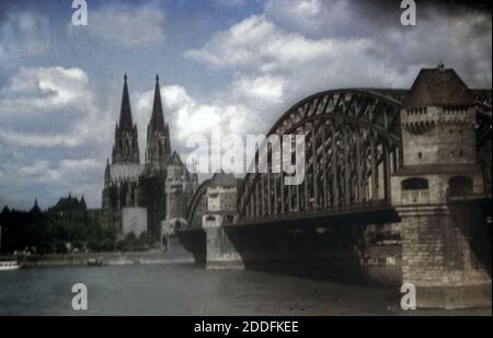 Der Hohe Dom und die zu Köln, Deutschland Hohenzollernbrücke 1930er Jahre. La cathédrale de Cologne et Hohenzollernbruecke pont au bord du Rhin, l'Allemagne des années 1930. Banque D'Images