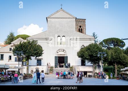 L'entrée du Duomo di Ravello, la cathédrale de la ville de Ravello sur la côte amalfitaine, Italie. Tourné de la place de la ville avec des cafés et des touristes. Banque D'Images
