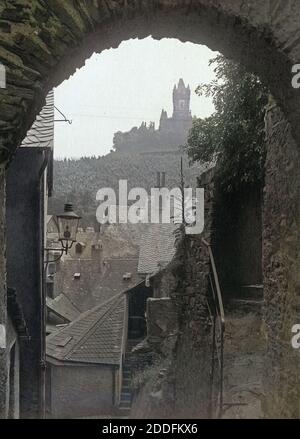 Blick auf die durch einen Torbogen Reichsburg Cochem dans an der Mosel, Deutschland 1930 er Jahre. Vue à travers une arche à château Reichsburg Cochem sur au bord de la Moselle, Allemagne 1930. Banque D'Images