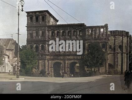 Die Stadtseite der Porta Nigra de Trèves, Deutschland 1930 er Jahre. Ville de porte de ville romaine avant la Porta Nigra à Trèves, Allemagne 1930. Banque D'Images