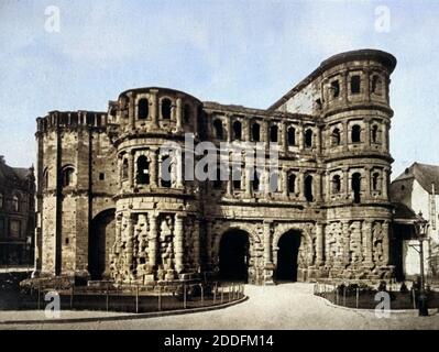 Die Feldseite der Porta Nigra de Trèves, Deutschland 1930 er Jahre. Domaine de l'avant porte de la ville romaine la Porta Nigra à Trèves, Allemagne 1930. Banque D'Images