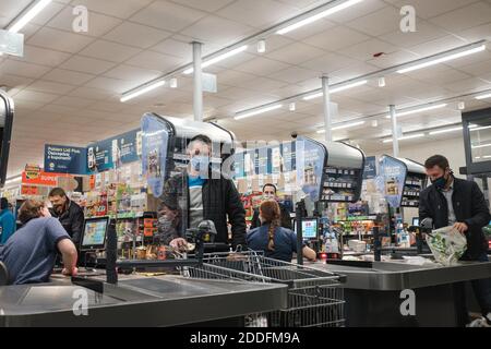 WROCLAW, POLOGNE - 13 NOVEMBRE 2020. Les clients devant la caisse au supermarché Lidl. En raison de la pandémie du coronavirus, les personnes de Covit-19 ont un mas de visage Banque D'Images