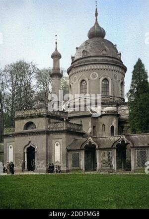 Die Rote Moschee im Schlossgarten von Schwetzingen, Deutschland 1930 er Jahre. Mosquée rouge dans les jardins du château de Schwetzingen, Allemagne 1930. Banque D'Images