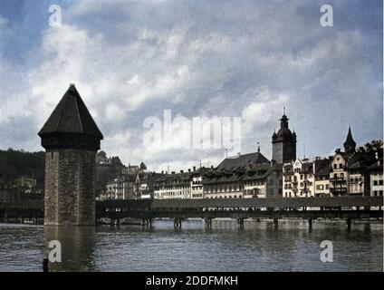 Blick auf die Kapellbrücke über die Reuss mit Wasserturm und dem Rathaus à Luzern, Schweiz 1930er Jahre. Vue d'Kapellbruecke pont sur la rivière Reuss avec tour de l'eau et l'hôtel de ville de Lucerne, Suisse 1930. Banque D'Images