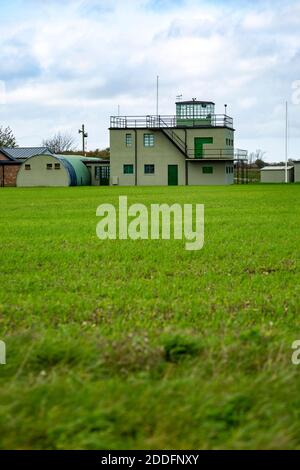 Tour de contrôle et autres bâtiments du musée de l'aérodrome ancien baee de l'USAF, Parham, Suffolk, Angleterre, Royaume-Uni Banque D'Images