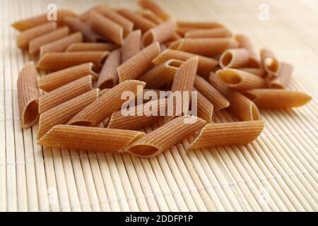 Pâtes de blé entier sur la table, vue du dessus