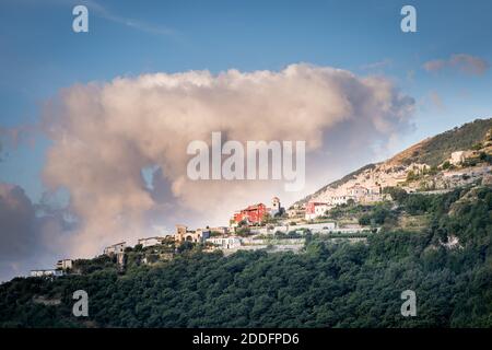 La vue sur la vallée a pris de la belle ville de Ravello sur la côte amalfitaine, en Italie. Banque D'Images