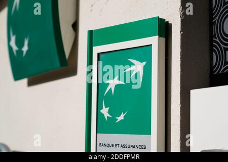 Bordeaux , Aquitaine / France - 11 08 2020 : logo BNP Paribas et signe d'oiseau vert de l'agence bancaire française paris Banque D'Images