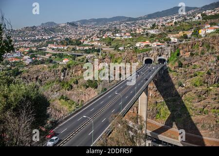 Autoroute de Madère - ville de Funchal Banque D'Images