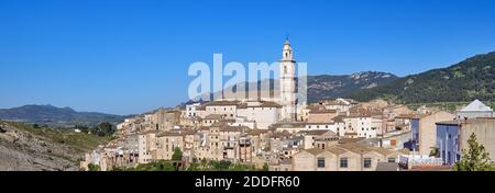 Vue panoramique sur le village de Bocairent contre les montagnes rocheuses et le ciel bleu clair. Comarca de Vall d'Albaida en Communauté Valencienne, Spa Banque D'Images