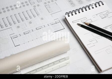 Règle à échelle d'architecte, crayon, crayon mécanique, ordinateur portable et plan de construction sur la table de travail Banque D'Images
