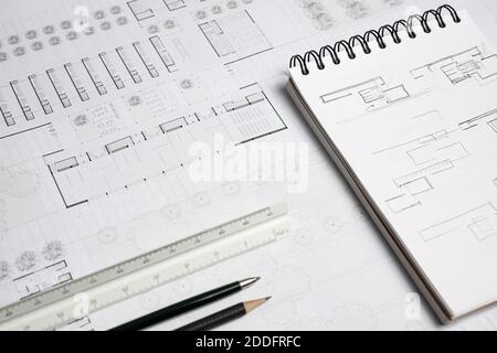 Règle à échelle d'architecte, crayon, crayon mécanique, ordinateur portable et plan de construction sur la table de travail Banque D'Images
