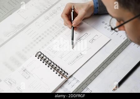 Architecte main dessin plan de construction esquisse avec un crayon mécanique Banque D'Images