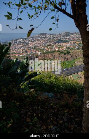 Autoroute de Madère - ville de Funchal Banque D'Images