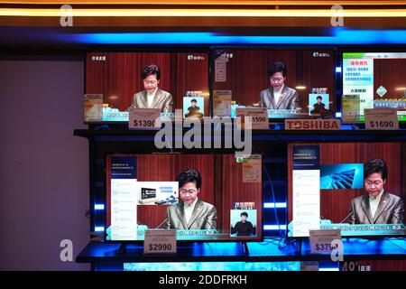 Des écrans d'un grand magasin ont été vus montrant la diffusion en direct de la directrice générale de Hong Kong, Carrie Lam, qui a présenté son discours au Conseil législatif. Banque D'Images