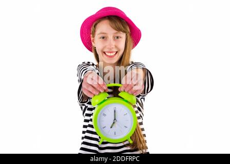 Horloge d'alarme de la porte de l'adolescence, isolée sur fond blanc. Portrait d'un adolescent du caucase montrant un réveil vert.image de gros plan. Banque D'Images