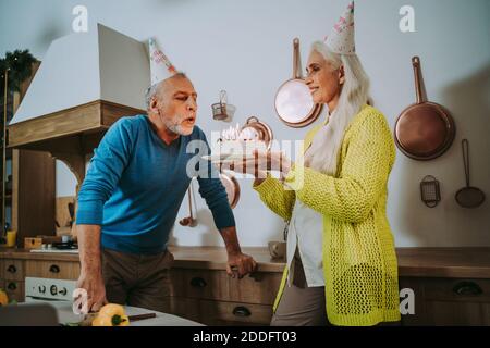 Des moments heureux de style de vie de couple senior dans leur belle maison de campagne Banque D'Images