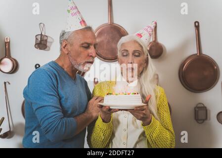 Des moments heureux de style de vie de couple senior dans leur belle maison de campagne Banque D'Images