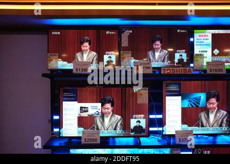 Hong Kong, Chine. 24 novembre 2020. Des écrans d'un grand magasin ont été vus montrant la diffusion en direct de la directrice générale de Hong Kong, Carrie Lam, qui a présenté son discours au Conseil législatif. Crédit : Isaac Wong/SOPA Images/ZUMA Wire/Alay Live News Banque D'Images