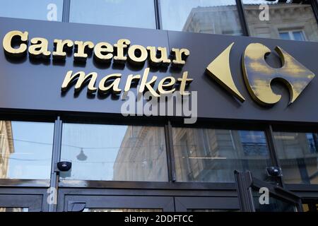 Bordeaux , Aquitaine / France - 11 08 2020 : texte et panneau du logo du marché Carrefour du supermarché de la ville française Banque D'Images