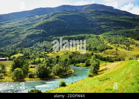 La rivière Oldeelva à la périphérie d'Olden, en Norvège. Banque D'Images