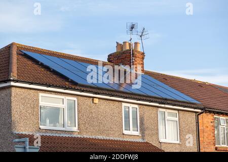 Panneaux solaires sur le toit d'une maison anglaise Banque D'Images