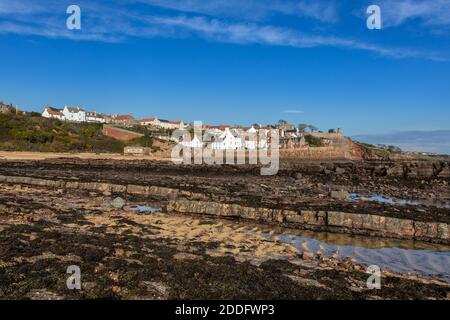 Cette photo montre non seulement la belle situation de Crail dans l'est de Neuk de Fife, mais aussi la façon dont la côte est rocheuse ici. Il y a aussi d'innombrables piscines rocheuses Banque D'Images