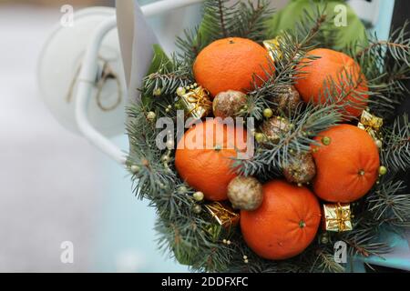 Bouquet de Noël de branches de sapin, mandarines et petites boîtes-cadeaux sur fond bleu. Nouvelle année Banque D'Images