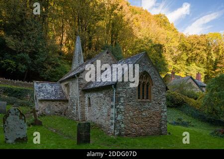 Église de Culbone en automne dans le parc national d'Exmoor près de Porlock, Somerset, Angleterre. Banque D'Images