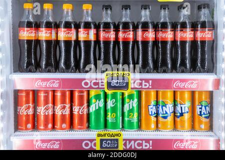 Sotchi Lazarevskoye, Russie-septembre 13, 2020: Coca Cola sprite Fanta dans le réfrigérateur vendant des boissons gazeuses dans la rue Banque D'Images