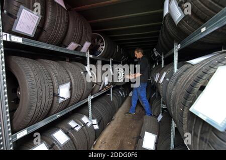 Berlin, Allemagne. 25 novembre 2020. Un mécanicien dans un atelier de réparation automobile du district de Lichtenberg stocke les roues des véhicules pendant six mois après le passage des pneus d'été aux pneus d'hiver. La règle de base pour un changement de pneu saisonnier est : de A à O (Toussaint à Pâques). Toute personne qui a un accident avec des pneus d'été en dépit de mauvais temps paiera une amende lourde (exigence de pneus d'hiver). Les pneus d'hiver sont plus efficaces lorsque la température moyenne est inférieure à sept degrés Celsius. Credit: Wolfgang Kumm/dpa/Alay Live News Banque D'Images