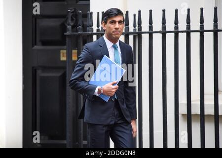 Downing Street, Londres, Royaume-Uni. 25 novembre 2020. Le chancelier de l’Échiquier Rishi Sunak quitte le 11 Downing Street, Londres, avant de procéder à son examen des dépenses d’un an à la Chambre des communes. Date de la photo: Mercredi 25 novembre 2020. Le crédit photo devrait se lire: Matt Crossick/Empics/Alamy Live News Banque D'Images